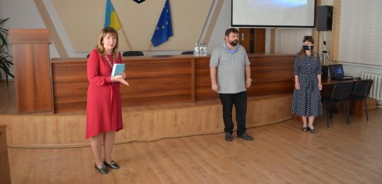 Викладачі Острозької академії презентували авторський посібник для освітян