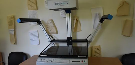 Острозька академія отримала обладнання для сканування цінних книг від шотландського Університету Сент-Ендрюса