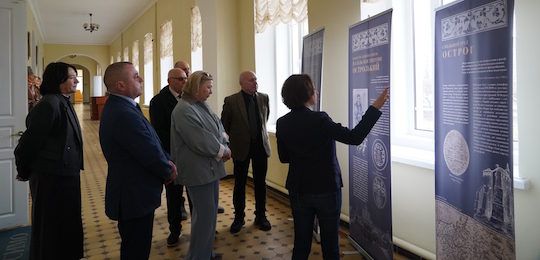 В Острозькій академії відбулося відкриття виставки «Щоб із темряви засяяло світло»