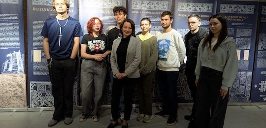 Музей історії Острозької академії презентував пересувну виставку «Щоб із темряви засяяло світло» в Луцьку
