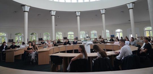 Першокурсникам Острозької академії розповіли про бібліотечно-інформаційні ресурси й сервіси університетської бібліотеки