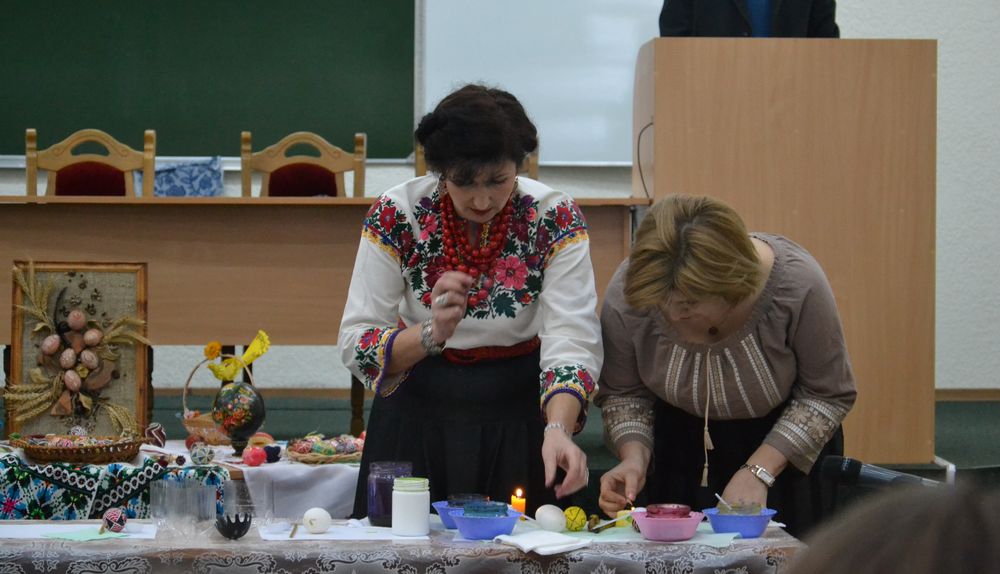 В Острозькій академії розписували писанки для воїнів АТО | Національний  університет «Острозька академія»