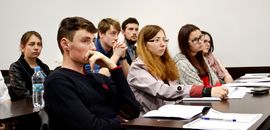 В Острозькій академії дискутували про світ поміж бідністю і багатством