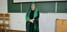 Раїса Недашківська перевтілювалася в різні образи перед студентами Острозької академії