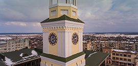 На вежі нового корпусу Острозької академії встановили годинники
