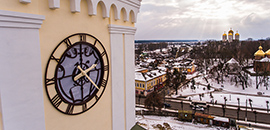 На вежі нового корпусу Острозької академії встановили годинники