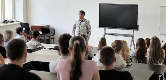 Студенти Острозької академії поспілкувалися з викладачем з Індонезії Algooth Putranto
