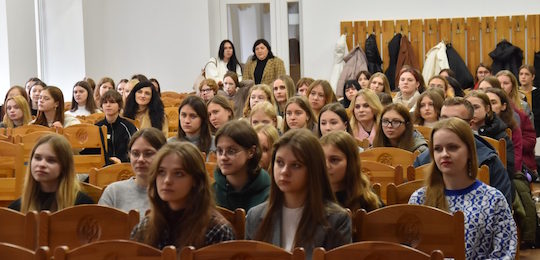 В Острозькій академії відбувся вебінар «London calling – you replying: покрокова інструкція до британського звучання»
