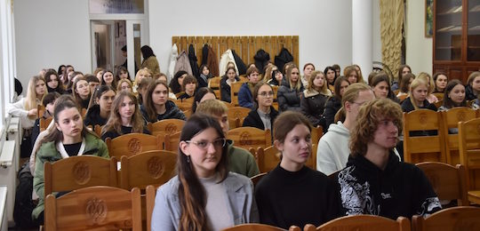 В Острозькій академії відбувся вебінар «London calling – you replying: покрокова інструкція до британського звучання»
