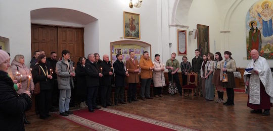Острозькій академії передали Вифлеємський вогонь миру