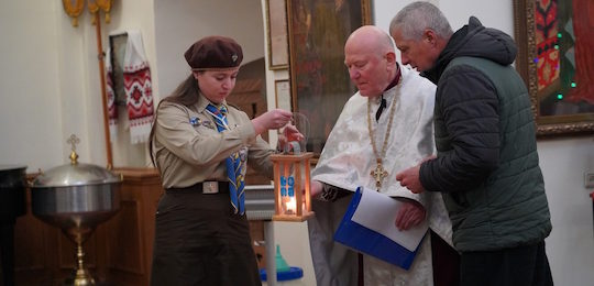 Острозькій академії передали Вифлеємський вогонь миру