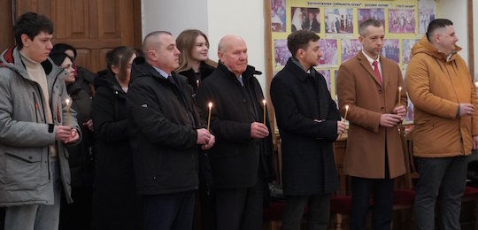 Острозькій академії передали Вифлеємський вогонь миру