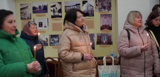 Острозькій академії передали Вифлеємський вогонь миру