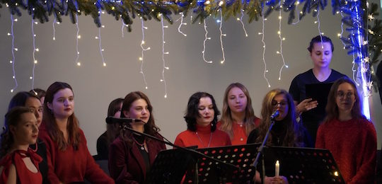 «На Різдво – додому»: благодійний концерт студентського хору Острозької академії