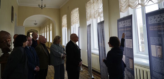 В Острозькій академії відбулося відкриття виставки «Щоб із темряви засяяло світло»