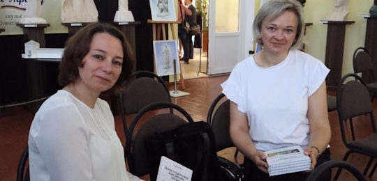 Музей історії Острозької академії презентував пересувну виставку «Щоб із темряви засяяло світло» на Хмельниччині