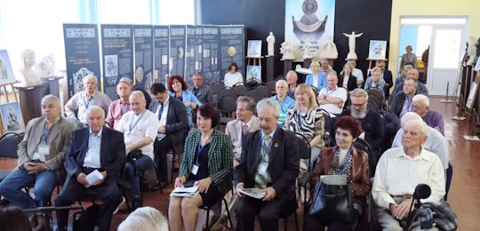 Музей історії Острозької академії презентував пересувну виставку «Щоб із темряви засяяло світло» на Хмельниччині