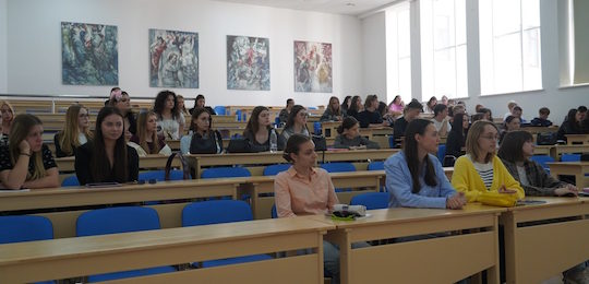В Острозькій академії відбулася зустріч із Почесним академіком Національної академії педагогічних наук України Олегом Панченком на тему травми війни