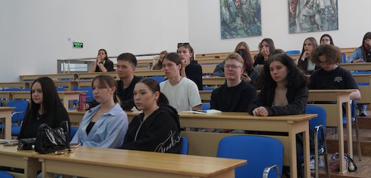 В Острозькій академії відбулася зустріч із Почесним академіком Національної академії педагогічних наук України Олегом Панченком на тему травми війни