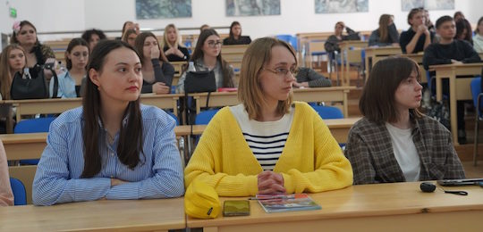 В Острозькій академії відбулася зустріч із Почесним академіком Національної академії педагогічних наук України Олегом Панченком на тему травми війни