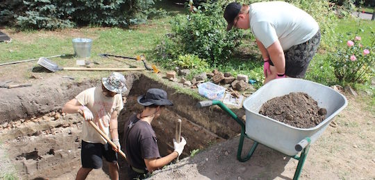 Не лише вивчати історію, а й досліджувати її: студенти Острозької академії проходять археологічну практику в Дубенському замку