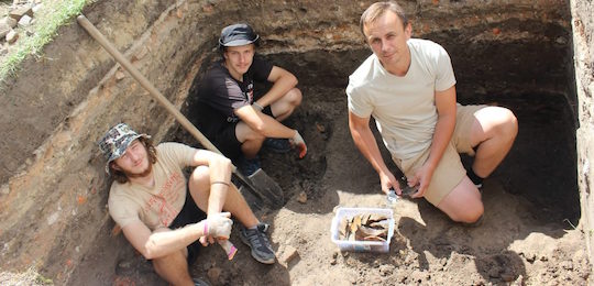 Не лише вивчати історію, а й досліджувати її: студенти Острозької академії проходять археологічну практику в Дубенському замку