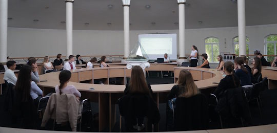 Першокурсникам Острозької академії розповіли про бібліотечно-інформаційні ресурси й сервіси університетської бібліотеки