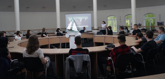 Першокурсникам Острозької академії розповіли про бібліотечно-інформаційні ресурси й сервіси університетської бібліотеки