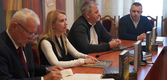 В Острозькій академії презентували монографію «Політика інформаційної безпеки в умовах російсько-української війни» Олександра Курсика